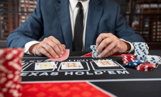 Antarmuka aplikasi mobile qqfullbet menampilkan live-dealer tables dan sportsbook